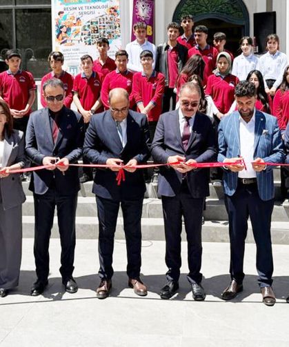 Van’da ‘genç yeteneklerden renkli izler’ sergisine yoğun ilgi