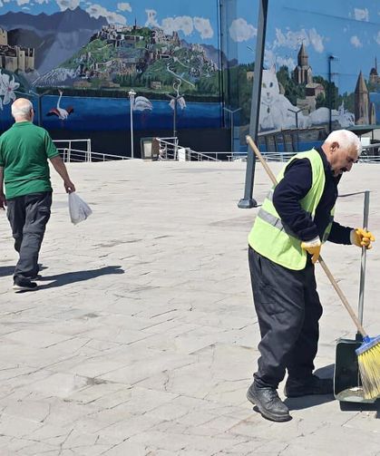 Van’da parklarda temizlik çalışması yapıldı