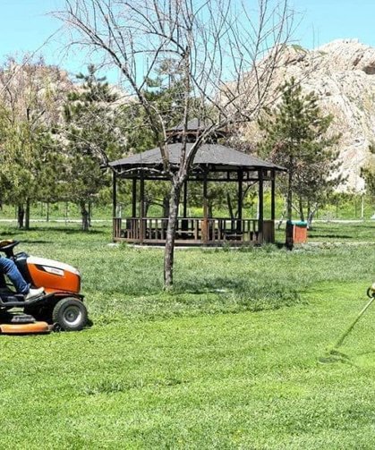 Van’daki parklarda çim biçme ve çevre düzenleme çalışması