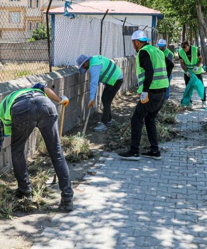 Doğu Caddesi’nde kaldırım temizliği yapıldı