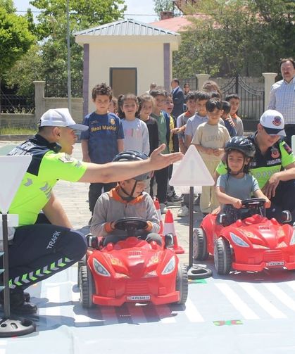 Edremit’te ilkokul öğrencilerine trafik eğitimi verildi