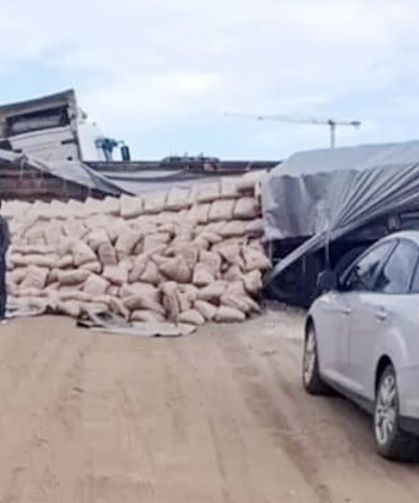 Van’da TOKİ yolunda çimento yüklü TIR devrildi