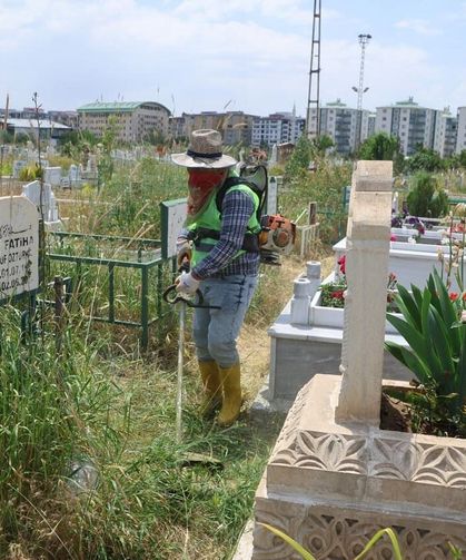 Van'daki mezarlıklarda temizlik çalışması sürüyor