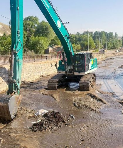 Başkale'de taşkın riskine karşı dere ıslah çalışması…