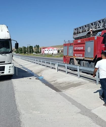 Çaldıran-Doğubayazıt yolunda kamyon yangını…