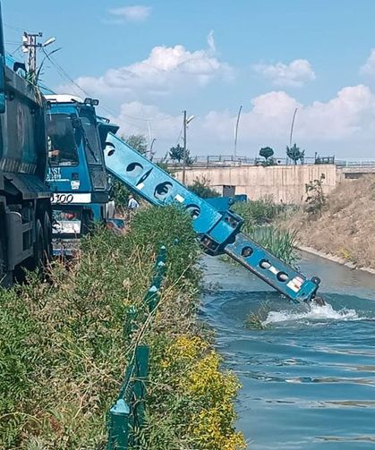 Edremit'te taşkın riskine karşı dere ıslah çalışmaları sürüyor