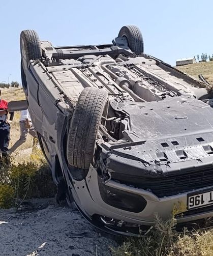 Erciş'te kontrolden çıkan otomobil takla attı