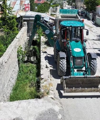 Tuşba'da taşkın riskine karşı kanal temizliği sürüyor