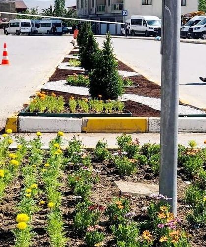 Van’da cadde ve refüjler çiçeklerle süsleniyor