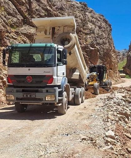 Van’da kırsalda yol ve altyapı çalışmaları sürüyor