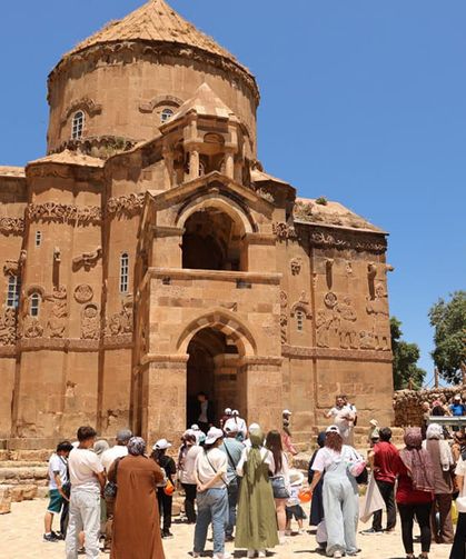 Van’da koruyucu aileleri Akdamar Adası’nı gezdi