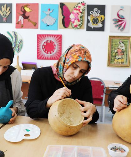 Vanlı kadınlar su kabağını sanata dönüştürüyor