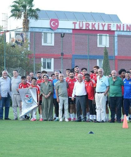 İzmir Ege Bölgesi Vanlılar Derneği’nden Vanspor’a Moral Ziyareti