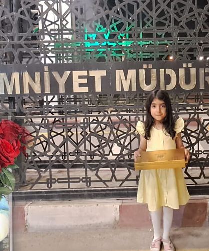 Minik Hatice Kübra’dan polislere sürpriz ziyaret