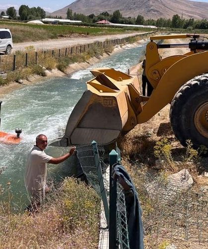 Van’da kanala düşen traktör kurtarıldı