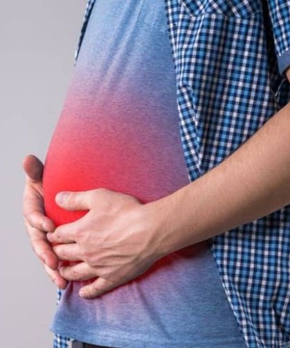 Yemek sonrası şişkinliğe dikkat! Nedeni ince bağırsaktaki bakteriler olabilir