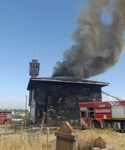 Ağrı’da Şehir Mezarlığı’ndaki Cami Yangında Kullanılamaz Hale Geldi