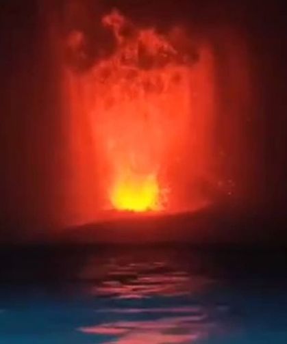 Anak Krakatau Yanardağı'nda peş peşe patlamalar