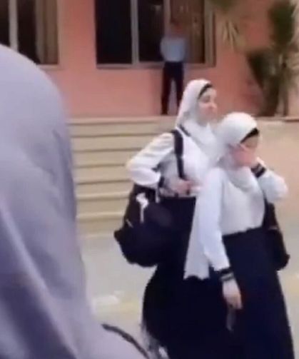 Azerbaycan'da başörtülü öğrenciler okula alınmadı