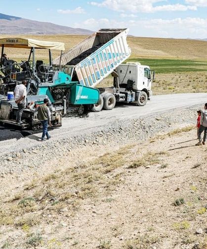 Başkale’de Yurttepe Mahallesi yolunda çalışmalar sürüyor