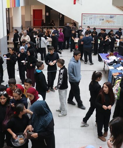 Gazze dayanışması: Öğretmen, öğrenci ve veliler kermeste buluştu
