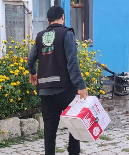 Umut Kervanı’ndan Muradiye’de gıda ve nakdi yardım