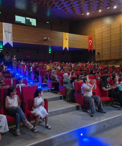 Van’da ‘kayıp renkler ülkesi’ oyunu sahneledi
