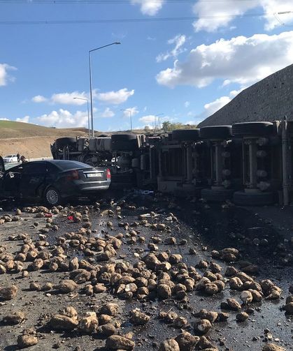 Ağrı'da tır ile otomobil çarpıştı, 4 kişi vefat etti