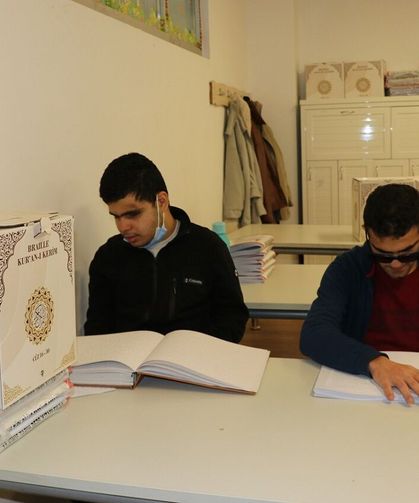 Görme engelli öğrencilere Braille alfabesiyle Kur’an-ı Kerim hediye edildi