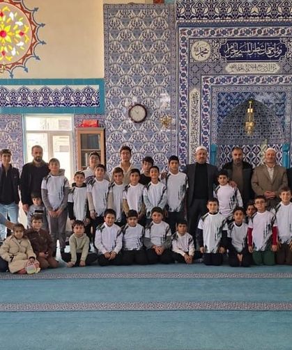 Van’da sabah namazına gelen çocuklara forma hediyesi
