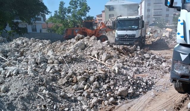 Erciş’te metruk yapılar yıktırılıyor