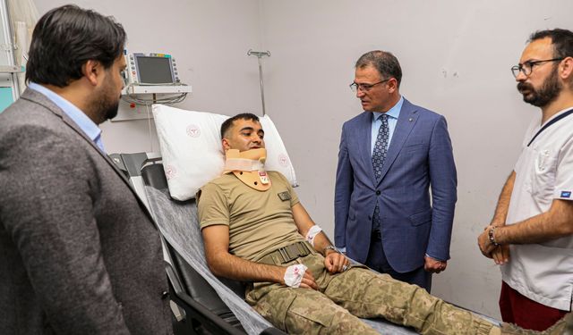 Van Valisi Balcı, trafik kazasında yaralanan askerleri ziyaret etti