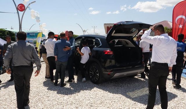 Erciş’de Türkiye’nin yerli otomobili TOGG tanıtıldı