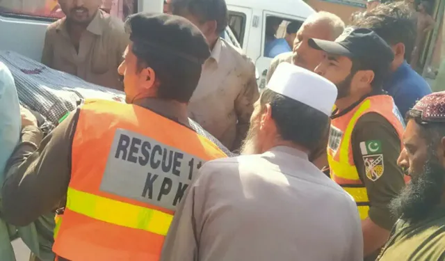 Pakistan'da minibüs devrildi: 7 ölü 11 yaralı