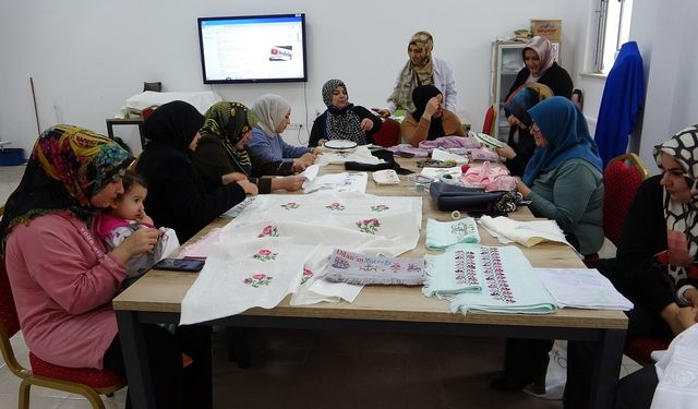 Edremit'te açılan kurslara katılan kadınlar aile bütçelerine katkı sağlıyor