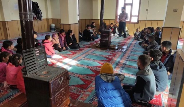Özalp'ta camiler çocuklarla şenleniyor