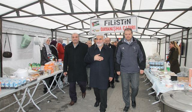 Zekeriya Yapıcıoğlu Van Filistin’e Destek Çadırını ziyaret etti