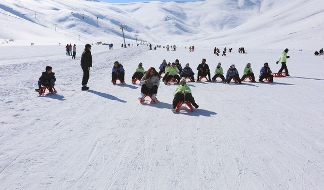 İpekyolu Belediyesinden dezavantajlı öğrencilere kayak jesti