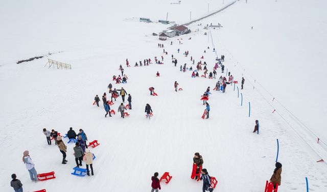 Van'da öğrencilerin kayak keyfi