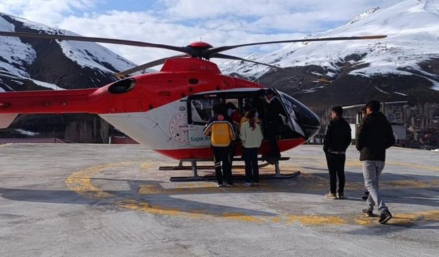 Van’da ambulans helikopter bebek hasta için havalandı