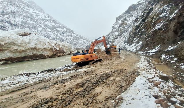 Çığ düşen Çatak - Pervari yolu açıldı