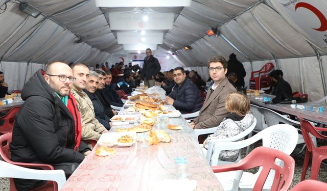 Erciş Kaymakamı Karaloğlu, iftar çadırında vatandaşla buluştu
