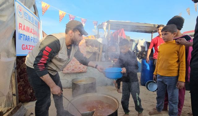 Yetimler Vakfı, Gazze'de  iftarlık yemek dağıtıyor