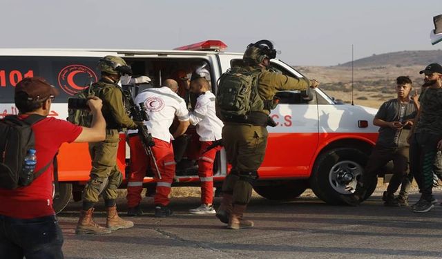 İşgalciler, Batı Şeria'da 2 Filistinli genci yaraladı