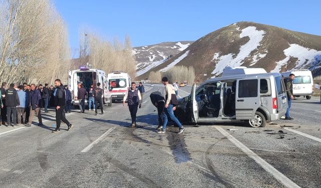 Van'da iki araç çarpıştı: Feci kazada 13 kişi yaralandı