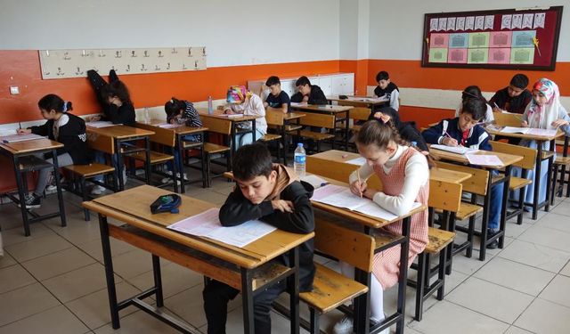 Erciş’te ‘Kitap Kurdu Yarışması düzenlendi