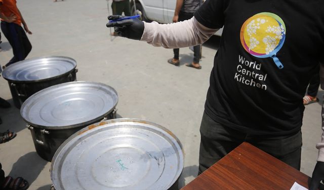 İşgalcilerin saldırdığı Dünya Merkez Mutfağı, Gazze'de yeniden yemek dağıtıyor