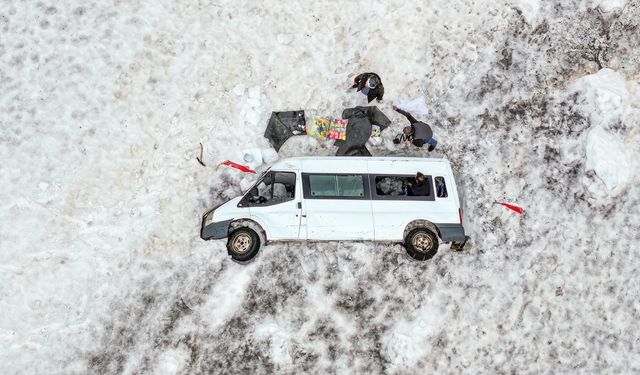 Van'da kara saplanan minibüs 4,5 aydır çıkarılamadı