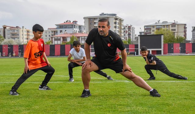 Van'ın eski atleti Ersin Tacir, kendini gençlere adadı