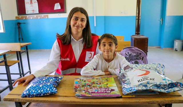 Van'da 2 derslik 1 öğrenci: Hasret'in karne sevinci